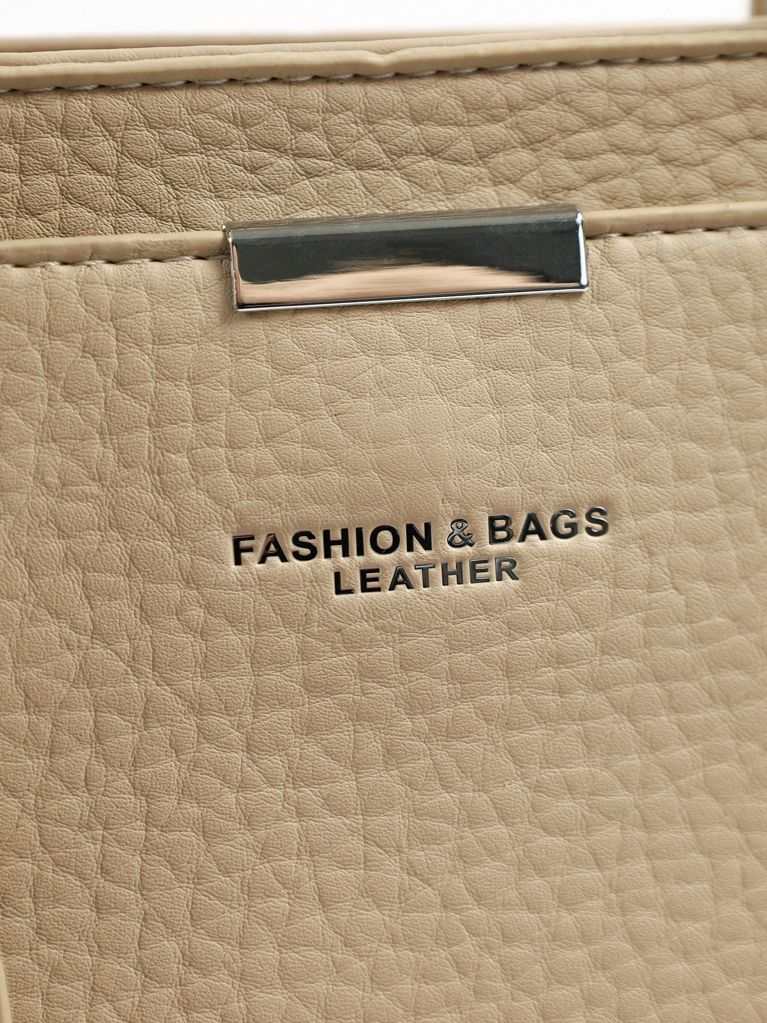 Сумка-тоут с декоративным брелком в ассортименте